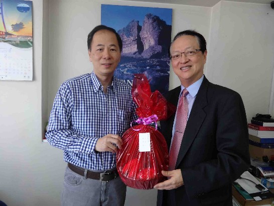 湯代表與台商鄭隆琦合影