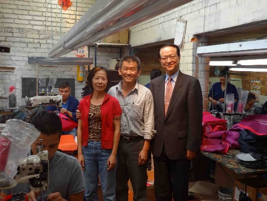 湯代表與台商王學勇合影