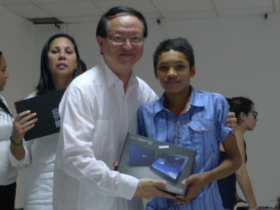 湯代表繼仁捐贈受傷學童平板電腦