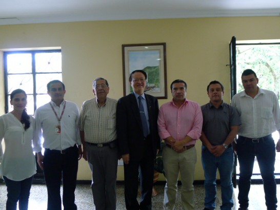 湯代表與V市府官員合影(右起第3位S市長)