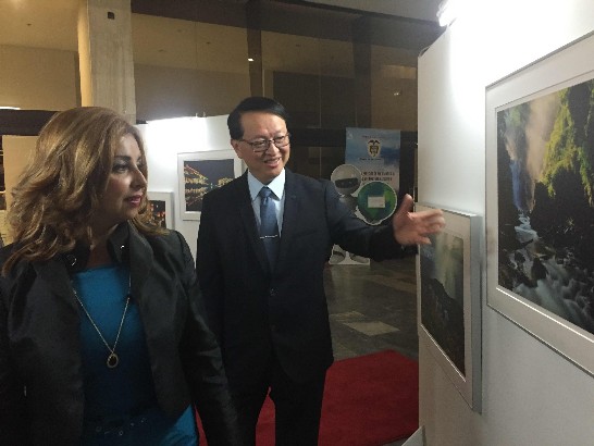 Recorrido por parte de los invitados a la Exposición