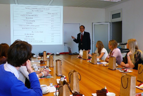 捷克非政府組織Civic in Action (Obcan v akci)於99年4月7日安排8名捷克國會實習生前來駐捷克代表處拜會，劉代表除簡報我國外交政策、台捷關係及兩岸情勢發展外，並回答相關提問。