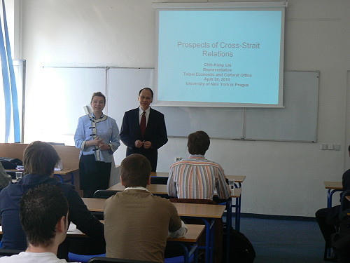 紐約大學講師Natasha Sutta向出席學生介紹劉代表