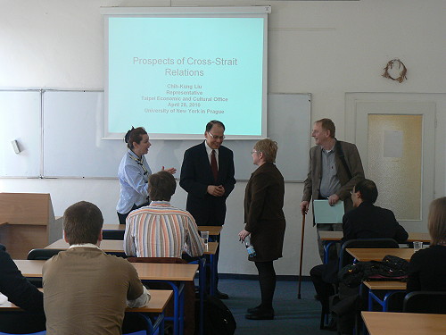 紐約大學講師Natasha Sutta向劉代表介紹該校商業系主任Natalie Mikhailov、教授Dennis Morbin