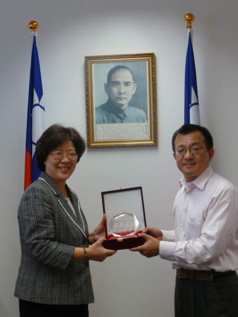 黃團長奕銘代表中華民國期貨公會致贈薛代表美瑜紀念牌，感謝駐捷克代表處協助安排10月9日布拉格參訪行程。