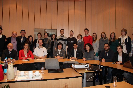 薛代表演講畢與查大社科院政治系碩、博士班學生合影