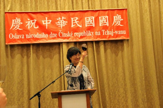 薛代表舉杯與來賓同賀國慶