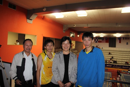 薛代表與林家豪、林家翾選手合影