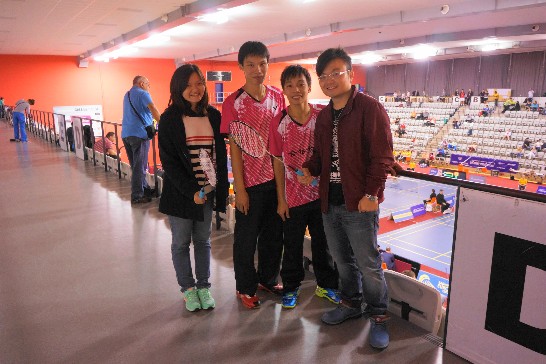 捷克臺灣同學會劉會長博維及臺灣同學與林家豪兄弟合影