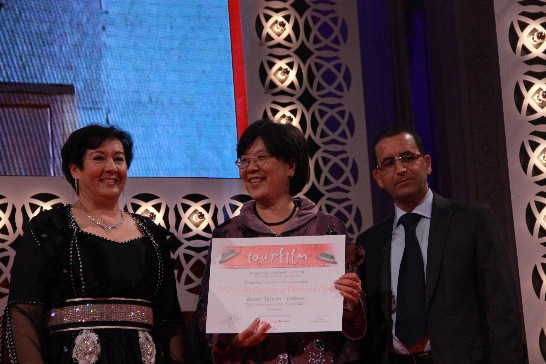 薛代表美瑜領取「讚！台灣文化篇」銅牌獎