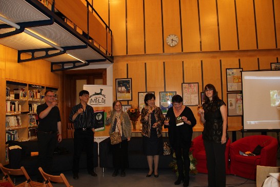 插畫家Tomáš Řízek、廖教授咸浩、羅然教授、駐捷克薛代表美瑜、演員Valérie Zawadská及譯者Pavlína Krámská慶祝劉克襄捷文版著作出版