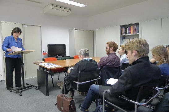 薛代表向AAU大學師生說明我活路外交政策及台捷關係