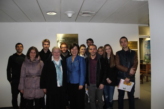 薛美瑜代表與AAU大學師生合影