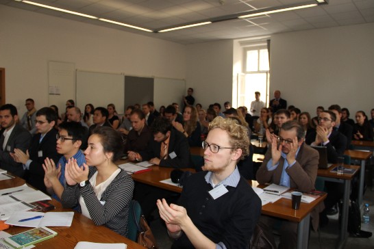 參加查大社科院地緣政治國際會議來賓聆聽薛代表致詞