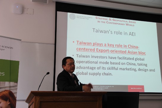 劉教授德海以「台灣與亞洲經濟整合對台灣-EU經濟合作協議的意涵」發表專題演講