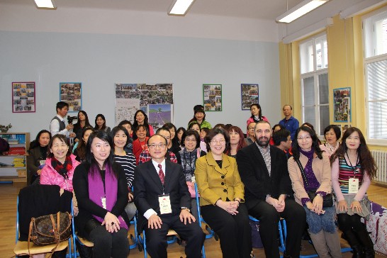 臺北市特殊優良教師考察團與薛代表及Tlusti校長合影