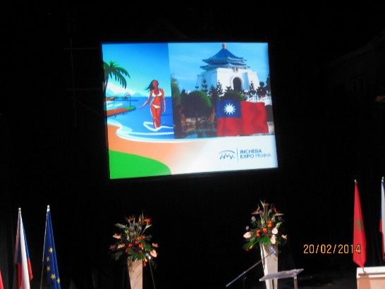 旅展開幕典禮舞台上之大螢幕重複播出我代表性景點及國旗