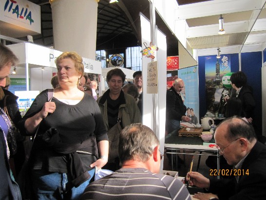 台灣館每日安排劉德龍書法家現場為捷克民眾書寫中文譯名留念，人潮絡繹不絕。