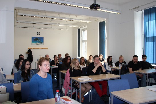 布拉格紐約大學出席師生聆聽薛代表演講之情形