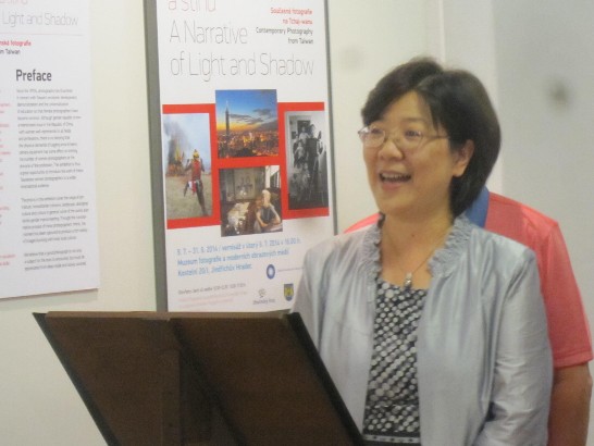 薛代表美瑜於台灣女性攝影家作品展在攝影博物館之開幕酒會上致詞