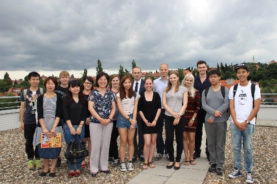 薛代表與捷克籍「臺獎」及「華獎」受獎生及政治大學捷語班師生合影