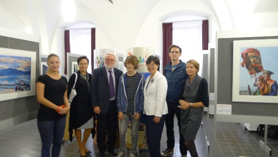 薛代表美瑜與攝影展協辦單位人員合影