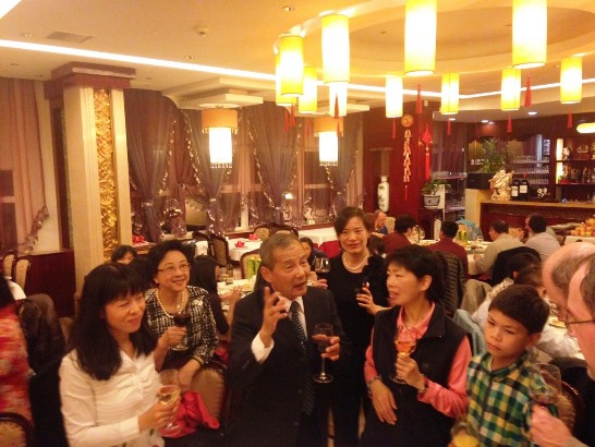 陸大使夫婦與僑胞親切交談話家常