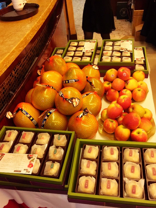 本處贈送嘉賓柚子月餅等應節禮物