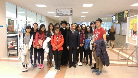 陸大使與謝助理教授及我留學生合影