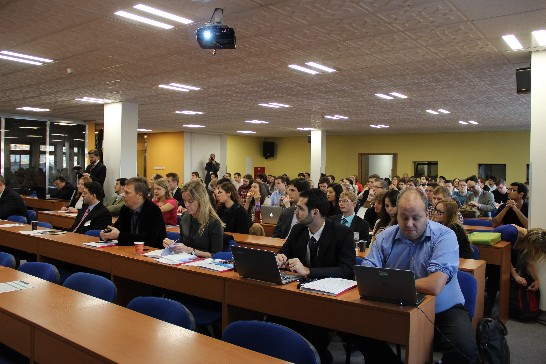 參加查大社科院地緣政治國際會議來賓聆聽陸大使致詞