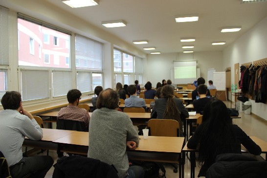 出席論壇會議聽眾聆聽學者講座情形