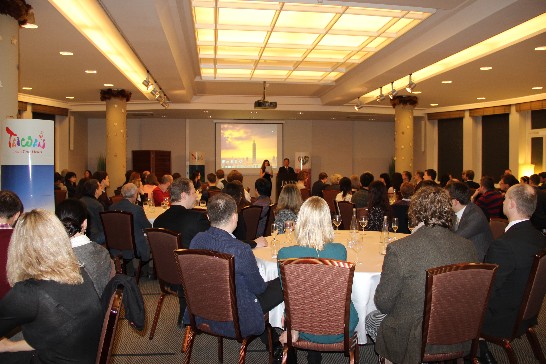 與會來賓聚精會神聆聽陸大使致詞場景