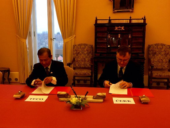 我國駐捷克代表陸小榮(左)與捷克駐華代表易禮哲(Václav Jílek)於2015年12月28日共同簽署青年度假打工備忘錄