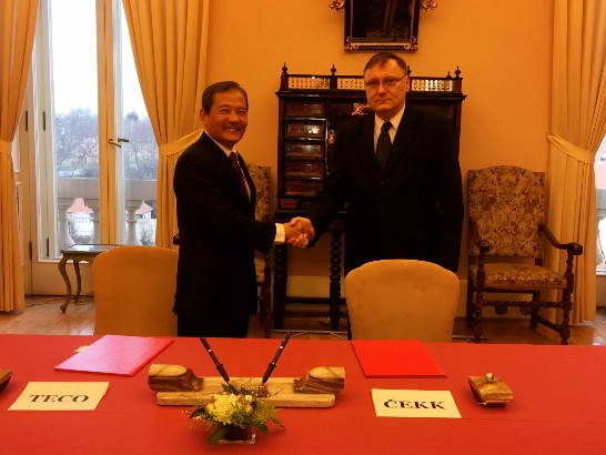 我國駐捷克代表陸小榮(左)與捷克駐華代表易禮哲(Václav Jílek)於2015年12月28日共同簽署青年度假打工備忘錄