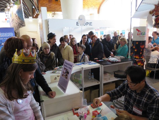 捏麵藝師蘇逸民以精湛技藝吸引觀眾爭賭，紛紛要求捏個生肖公仔留念。