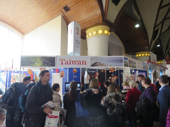 台灣館位於醒目角窗位置，參觀人潮不斷。
