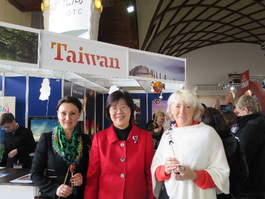 國會參議員Jana Fischerova參觀台灣館與薛代表美瑜合影。