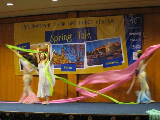 照片二：世紀舞匯演出「東方綺想」結合古典芭蕾及民俗綵帶舞