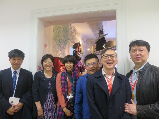 照片一：薛代表參觀PQ展台灣學生館