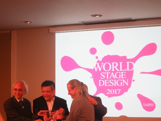 照片二：台灣代表團舉辦酒會推廣2017年世界劇場設計展