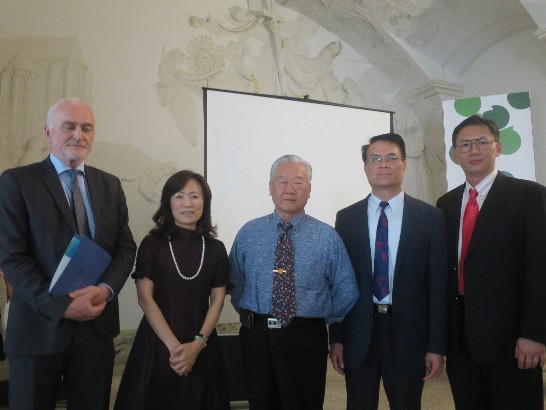 蘇慧貞校長、陳文輝教授、蘇國勤參事、陳政宏館長與馬大國際長Jan Pavlik在成大台灣展合影