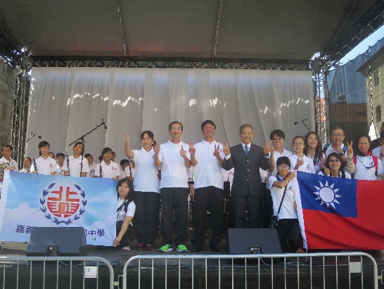照片二：陸小榮代表祝賀北興國中演出成功
