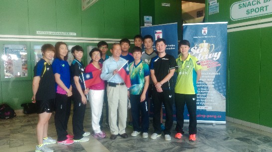 照片一陸代表小榮夫婦與參賽選手及教練合影