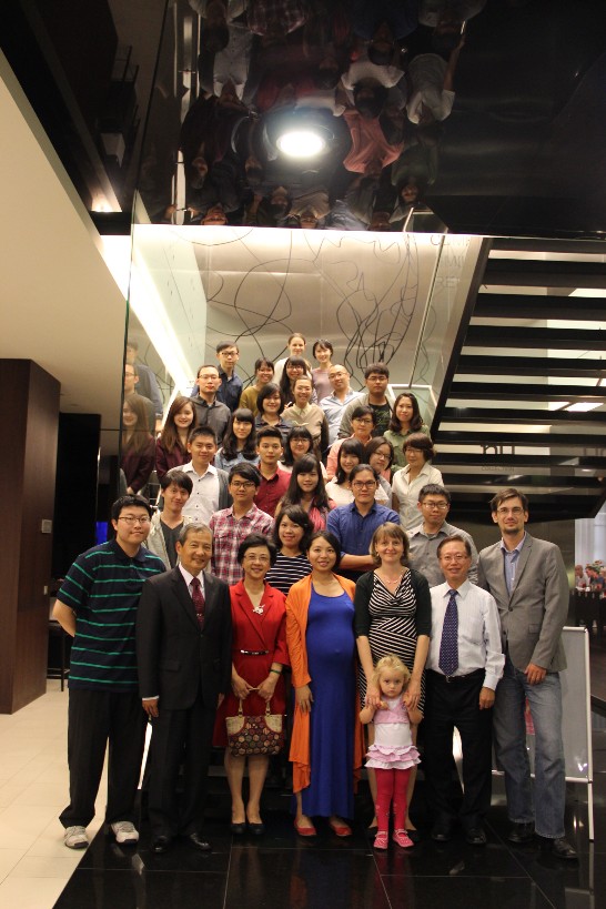 陸代表夫婦與Palacky大學臺灣留學生及教師們合影留念 