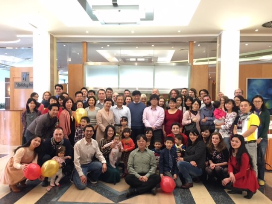 陸大使夫婦與出席餐會僑胞臺商學生等合影