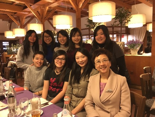 陸大使夫人與學生們開心留影