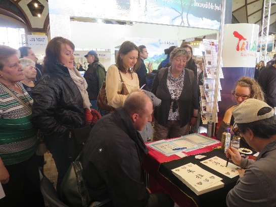 書法家曾國美為捷克民眾書寫中文名字及祝福語，吸引觀眾排隊等候。