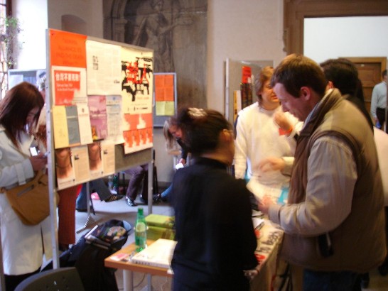 廢除死刑推動聯盟林執行長欣怡在會場攤位向參觀者解說該組織活動