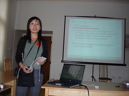 臺灣環境資訊協會採訪編輯李育琴以Powerpoint簡報介紹該協會