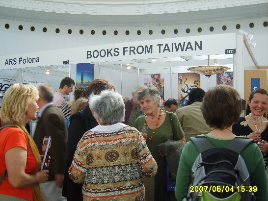 我國書展攤位前之參觀民眾